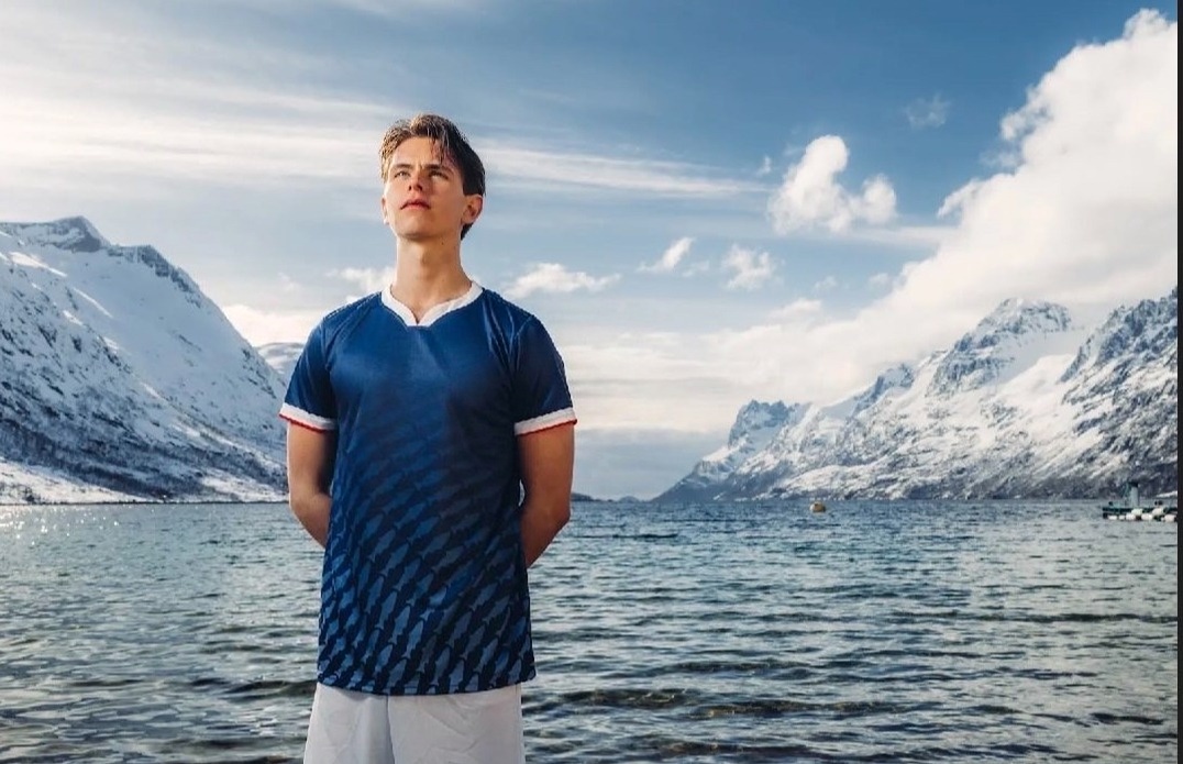 Olai ved en fjord i Tromsø